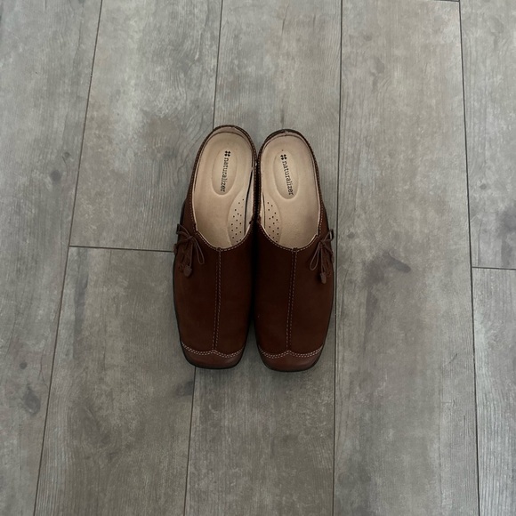 Naturalizer “Detail” Comfort Mules Suede Leather Slip On Mules 8.5 Wide Women’s - Picture 3 of 16